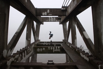 人在建筑边缘白天做后空翻
